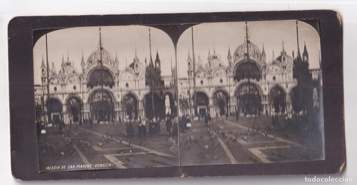 Fotografia antica: Estereosc&oacute;pica Iglesia de San Marcos. Venencia. Palomas en la plaza. No figura fot&oacute;grafo.