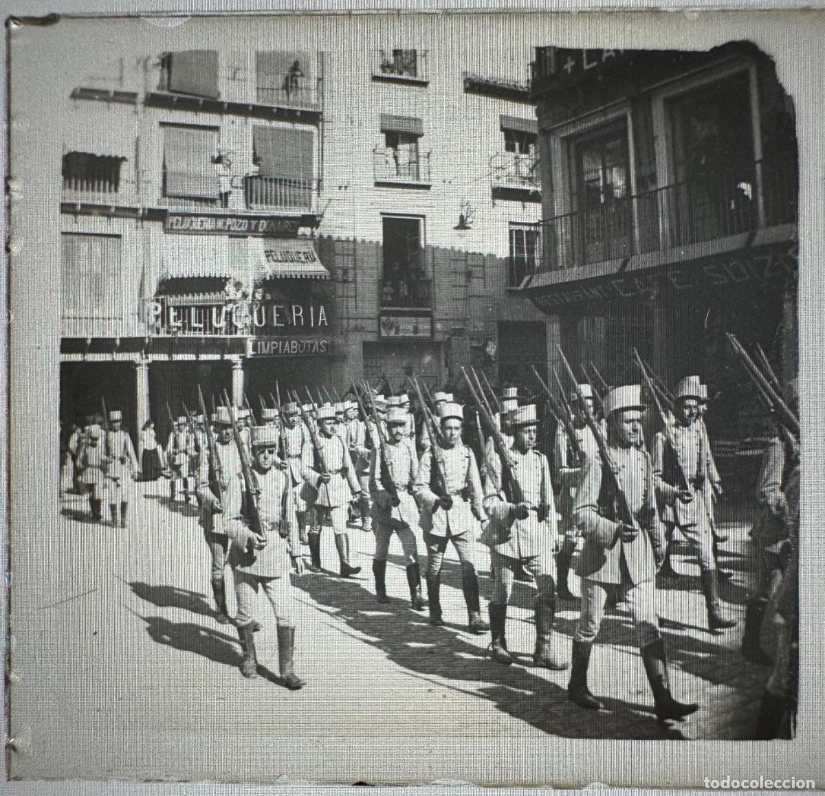 Alte Fotografie: FOTOGRAF&Iacute;A ESTEREOSC&Oacute;PICA DE CRISTAL - DESFILE ALUMNOS DE LA ACADEMIA DE INFANTER&Iacute;A EN CENTRO TOLEDO