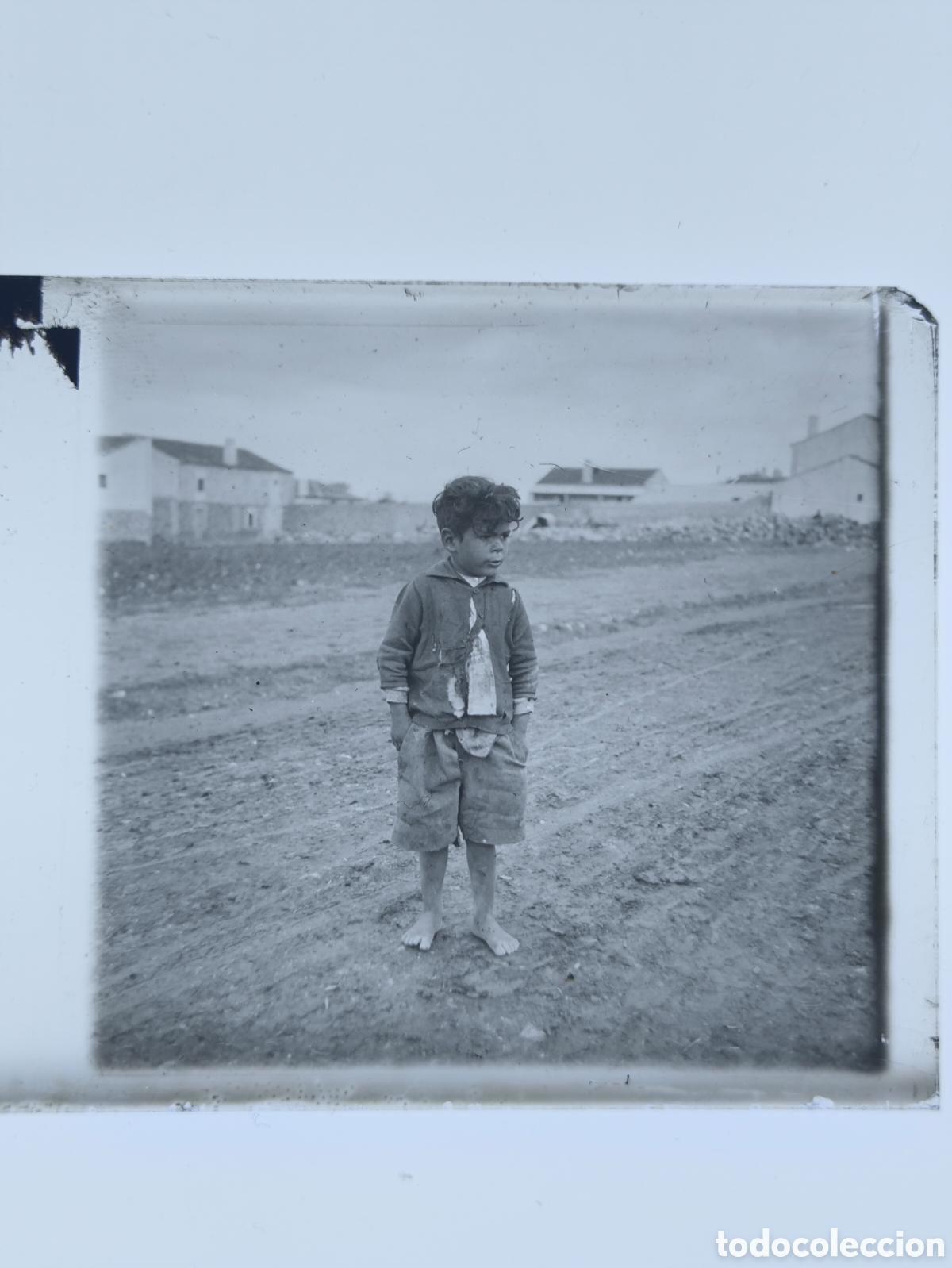 Fotograf&iacute;a antigua: Antigua placa cristal vidrio estereosc&oacute;pico Retrato Ni&ntilde;o mostrando pobreza y miseria de Espa&ntilde;a rural