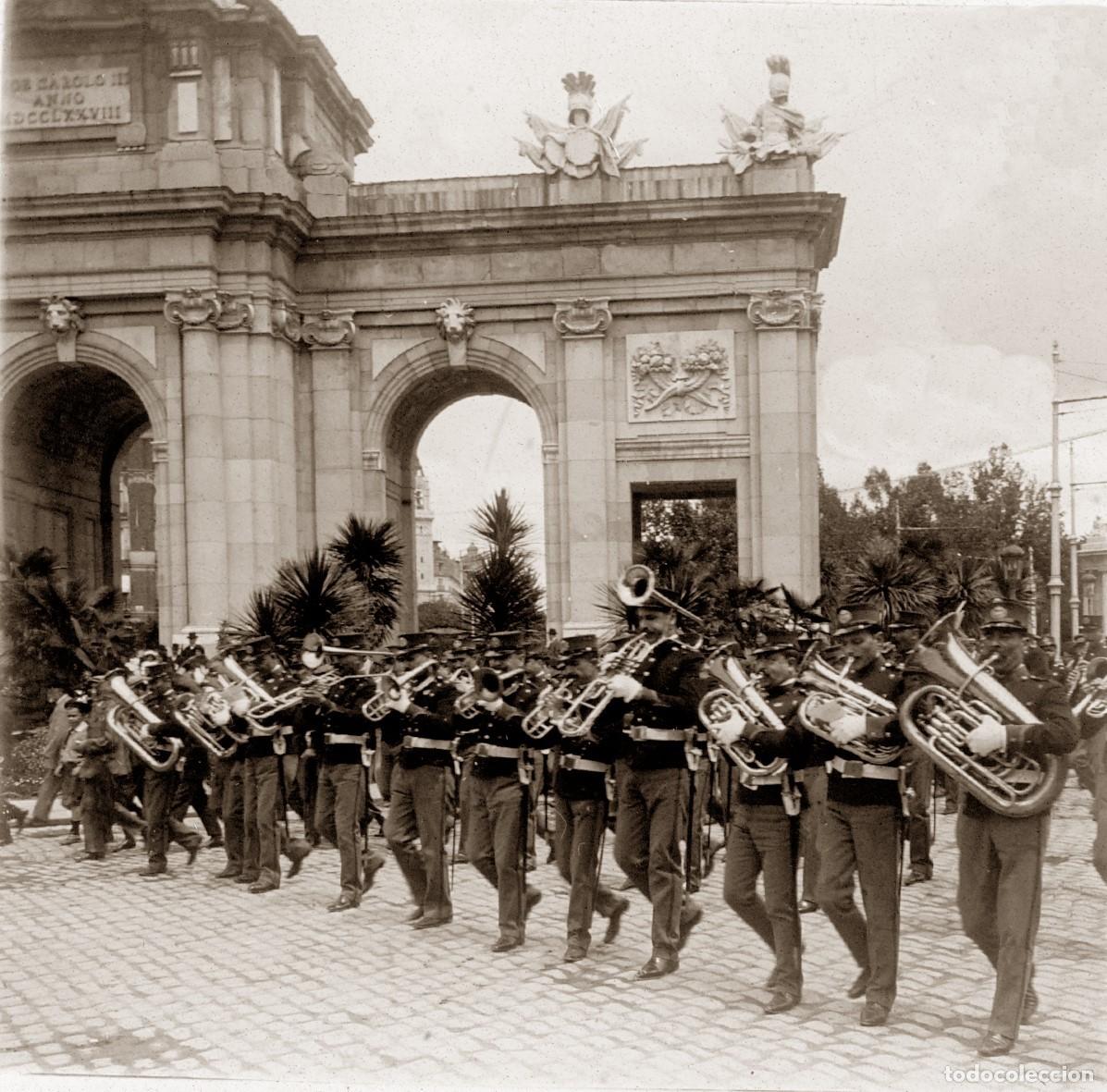 Photographie ancienne: MADRID.FOTOGRAFIA ESTEREOSCOP CRISTAL. BANDA INFANTER DESFILANDO PUERTA ALCAL&Aacute;. PRINCIPIOS SIGLO XX.