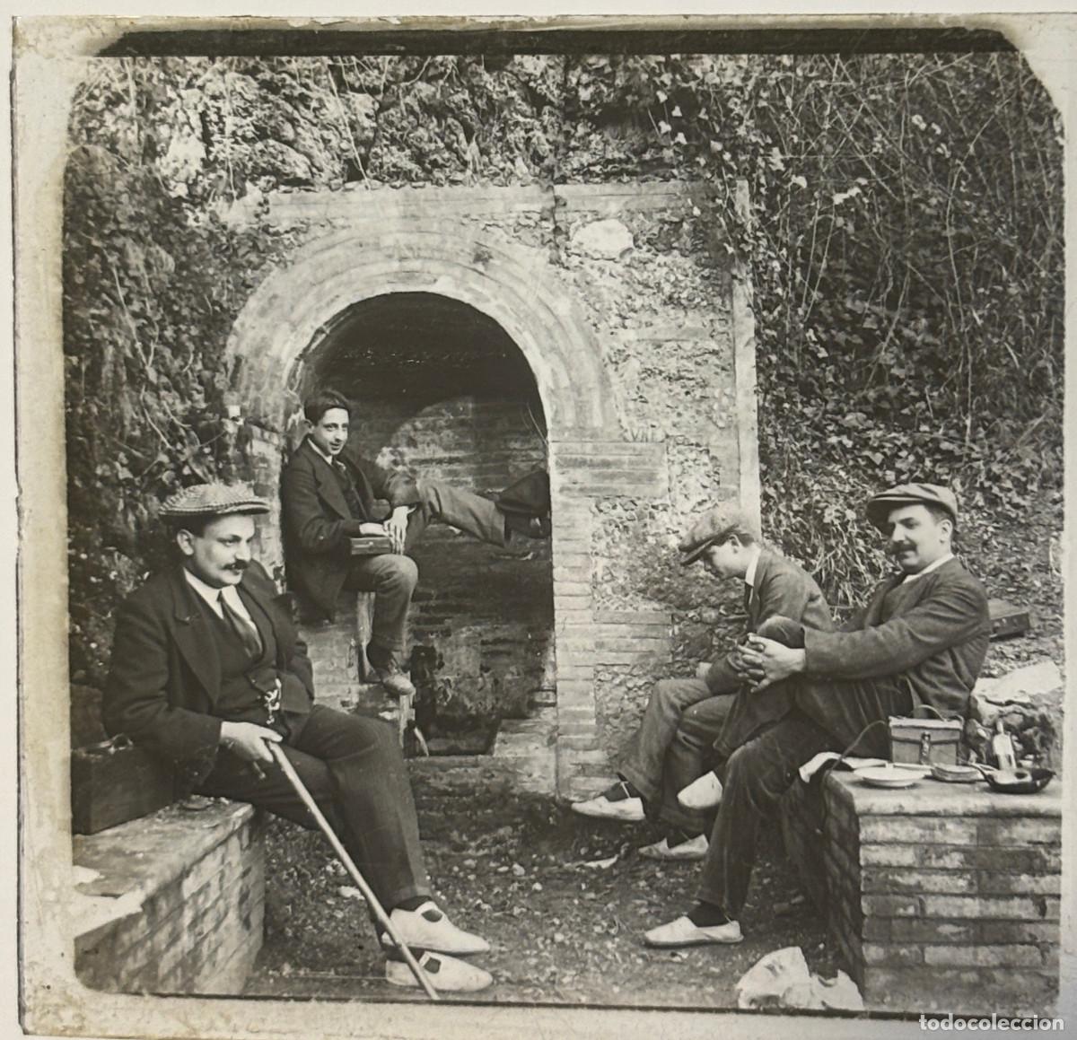 Fotograf&iacute;a antigua: Catalu&ntilde;a, 1910 aprox. fuente con personajes, cristal positivo estereo 10,4 x 4,3 cm.