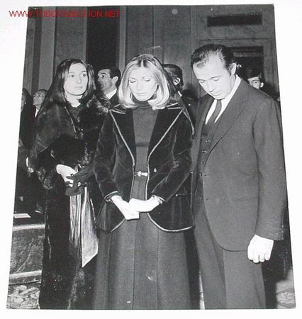 Fotograf&iacute;a antigua: ANTIGUA FOTO ORIGINAL DE LA FAMILIA EN EL FUNERAL DE FRANCO - A&Ntilde;OS 70