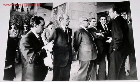 Fotograf&iacute;a antigua: ANTIGUA FOTO ORIGINAL   DEL PRINCIPE JUAN CARLOS RODEADO DE POLITICOS  - A&Ntilde;OS 70
