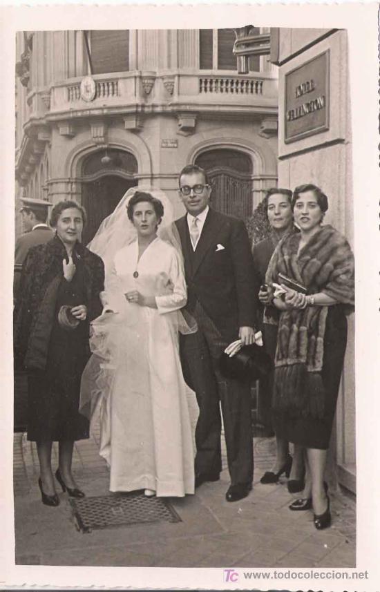Fotografia antiga: Foto de boda a las puertas del Hotel Wellington - 1955
