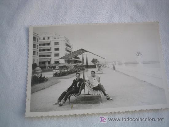Fotograf&iacute;a antigua: Antigua foto de dos j&oacute;venes en un paseo de La Toja 1960