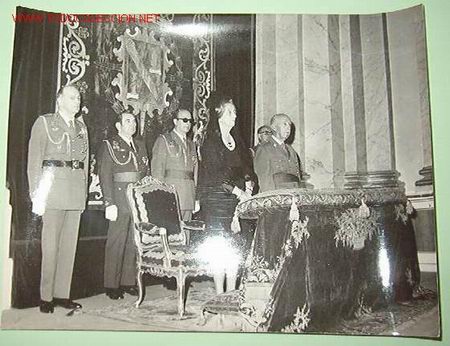 Fotografia antica: Foto de Franco y su esposa en la misa de sus bodas de oro