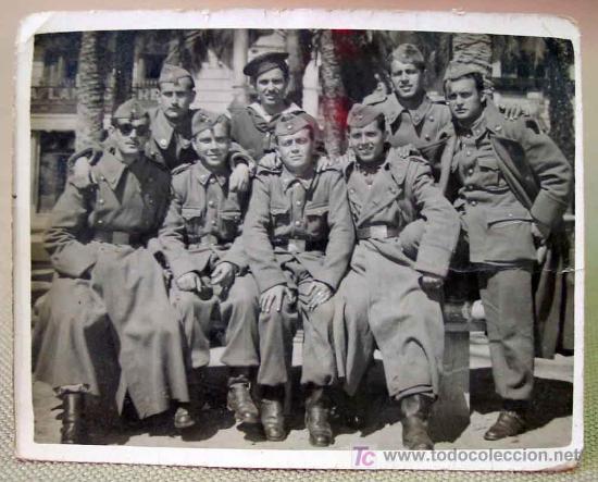 Fotografia antiga: FOTO ANTIGUA PUERTO DE ALICANTE MILITAR MILITARES SOLDADOS AMIGOS 1947
