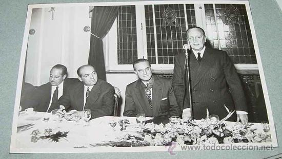 Fotograf&iacute;a antigua: ANTIGUA FOTOGRAFIA JOSE SOLIS RUIZ (MINISTRO DE FRANCO Y DELEGADO NACIONAL DE SINDICATOS) IMPONIENDO