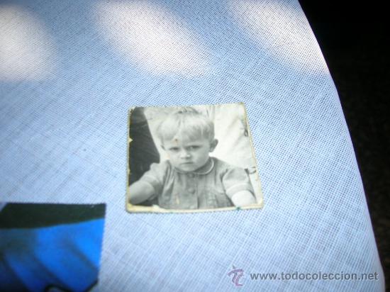 Fotograf&iacute;a antigua: Antigua fotografia de un ni&ntilde;o. por detras conservala en color con peliculas Kodak. De 3,8 x 3,8 cm.