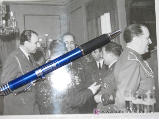 Fotograf&iacute;a antigua: Aviacion, Ejercito del Aire, fotograf&iacute;a de una recpci&oacute;n, medalla militar colectiva. Ver mas fotos.