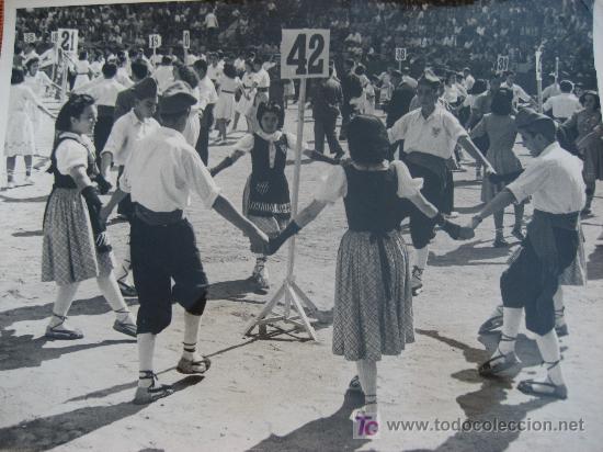Fotograf&iacute;a antigua: Sardanas. Concurso de Sardanas en Plaza de Toros 1946. 24 x 18 cms. Carlos Perez de Rozas