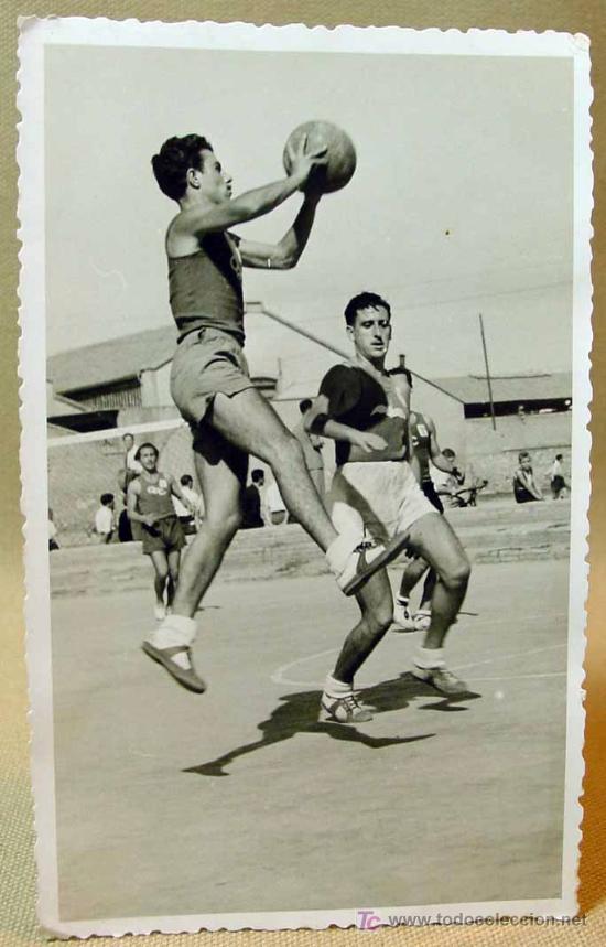 Fotografia antiga: ANTIGUA FOTOGRAFIA, FOTO, PARTIDO DE BALONCESTO, BASKET, VALENCIA, 1940s