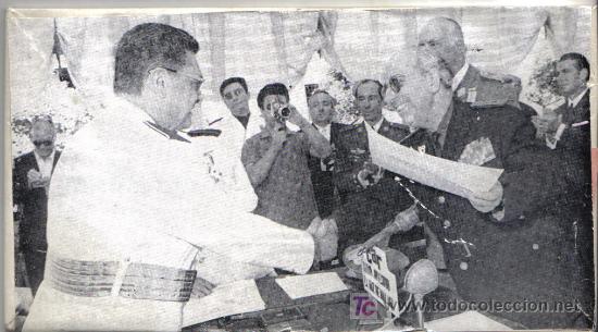 Fotografia antiga: PLACA GRABADO FOTOGRAFIA ENTREGA DIPLOMAS MILITARES ANTE LOS MICROFONOS RADIO JUVENTUD DE MALAGA