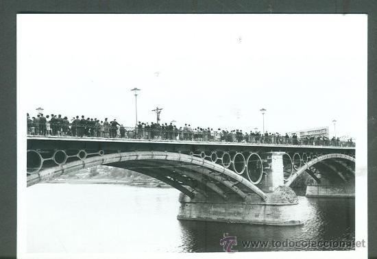 Fotografia antica: SEMANA SANTA DE SEVILLA. FOTOGRAFIA EN BLANCO Y NEGRO.STMO. CRISTO DE LA EXPIRACION