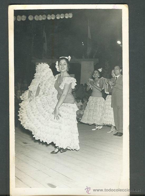 bailaora de flamenco en blanco y negro