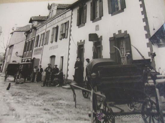 Fotograf&iacute;a antigua: FOTOGRAFIA ANTIGUA FRANCESA - DESPACHO DE VIAJES - SE VEN VARIOS CARRUAJES EN LA FOTOGRAFIA -