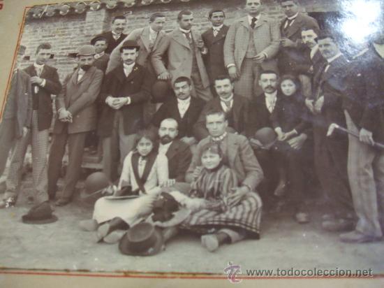 Fotograf&iacute;a antigua: FOTOGRAFIA ANTIGUA - GRUPO DE PERSONAS ALGUNOS DE ELLOS CON BOMBIN -