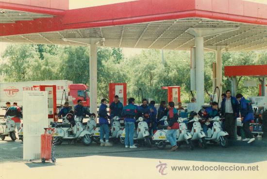 Fotograf&iacute;a antigua: FOTO ORIGINAL EXPEDICION  VUELTA A ESPA&Ntilde;A EN VESPA  17 VESPAS UNA POR CADA COMUNIDAD 1995