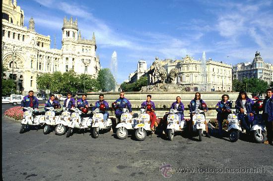 Fotograf&iacute;a antigua: FOTO ORIGINAL EXPEDICION  VUELTA A ESPA&Ntilde;A EN VESPA  17 VESPAS UNA POR CADA COMUNIDAD 1995