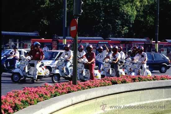 Fotograf&iacute;a antigua: FOTO ORIGINAL EXPEDICION  VUELTA A ESPA&Ntilde;A EN VESPA  17 VESPAS UNA POR CADA COMUNIDAD 1995