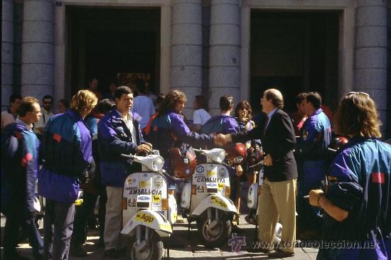 Fotograf&iacute;a antigua: FOTO ORIGINAL EXPEDICION VUELTA A ESPA&Ntilde;A EN VESPA 17 VESPAS UNA POR CADA COMUNIDAD 1995