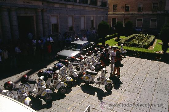 Fotograf&iacute;a antigua: FOTO ORIGINAL EXPEDICION VUELTA A ESPA&Ntilde;A EN VESPA 17 VESPAS UNA POR CADA COMUNIDAD 1995
