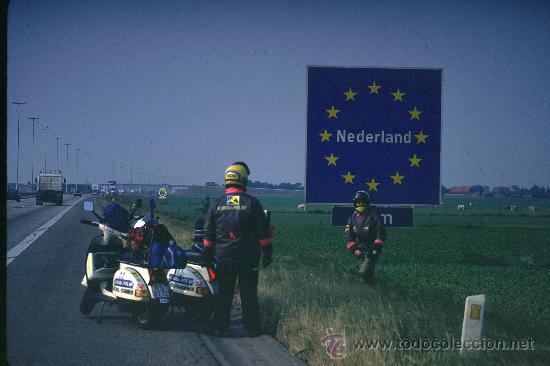 Fotograf&iacute;a antigua: FOTO ORIGINAL EXPEDICION EUROPA EN VESPA 1989