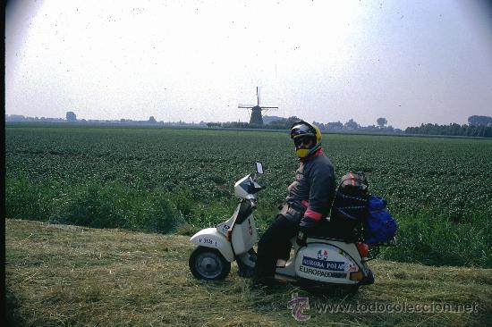 Fotograf&iacute;a antigua: FOTO ORIGINAL EXPEDICION EUROPA EN VESPA 1989