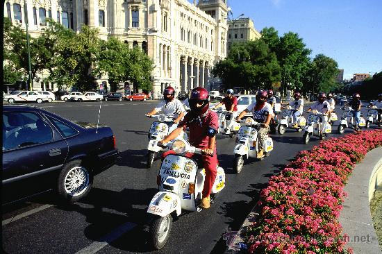 Fotograf&iacute;a antigua: FOTO ORIGINAL EXPEDICION VUELTA A ESPA&Ntilde;A EN VESPA 17 VESPAS UNA POR CADA COMUNIDAD 1995