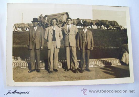 Fotografia antica: MONTEVIDEO, URUGUAY, MONUMENTO A LA CARRETA. 4 ELEGANTES HOMBRES. MONUMENT CART  ANS 40