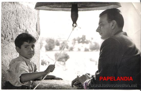 Fotograf&iacute;a antigua: FOTO PABLITO CALVO Y EL DIRECTOR LADISLAO VAJDA EN UN DESCANSO DE MARCELINO PAN Y VINO A&Ntilde;O 1955