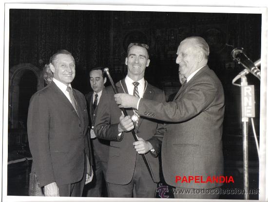 Fotograf&iacute;a antigua: ENTREGA POR EL ALCALDE DE BARCELONA SR. PORCIOLES DEL BASTON DE LA CIUDAD A UN PARTICIPANTE ........