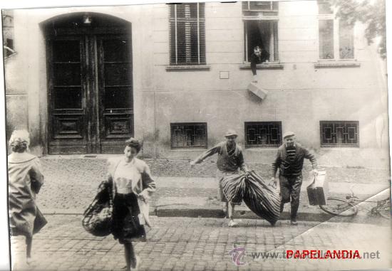 Fotograf&iacute;a antigua: FOTOGRAFIA HISTORICA: MURO BERLIN, PERSONAS HUYENDO DE SUS CASAS EN LA ZONA ESTE, A&Ntilde;OS 60