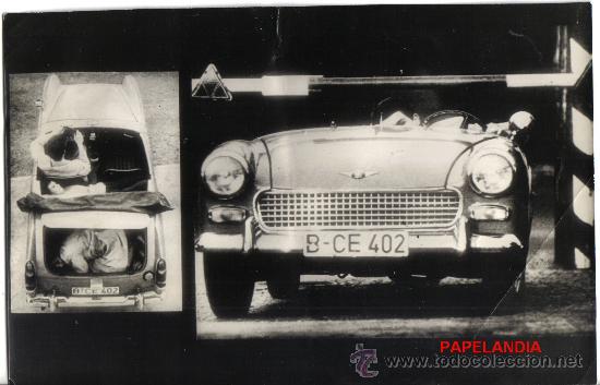Fotograf&iacute;a antigua: FOTOGRAFIA HISTORICA: BERLIN, COMO ABANDONARON BERLIN DEL ESTE VARIAS PERSONAS EN COCHE, A&Ntilde;OS 60