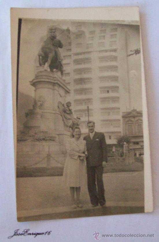 Fotografia antiga: PAREJA FRENTE A MONUMENTO, COUPLE MONUMENT MONTEVIDEO.