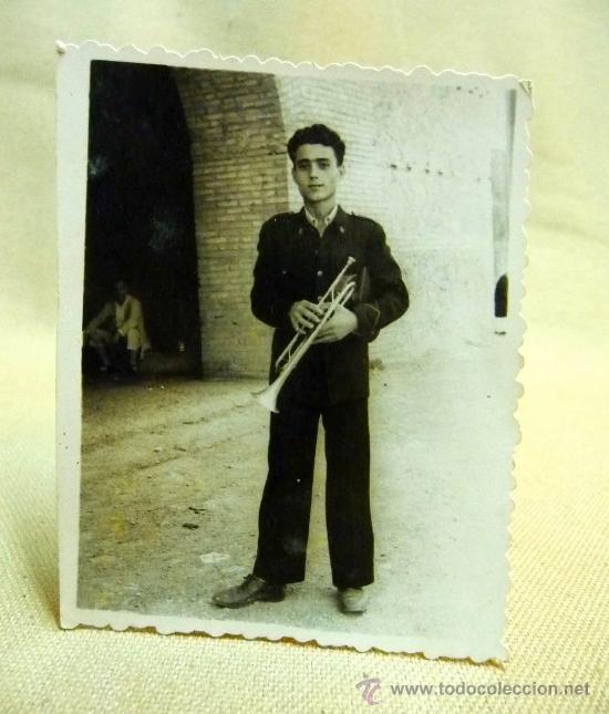 Fotograf&iacute;a antigua: ANTIGUA FOTO, FOTOGRAFIA, BANDA DE MUSICA, TROMPETA DE LA BANDA, 1958, 8,5 X 7 CM, REPORTAJES PARDO,