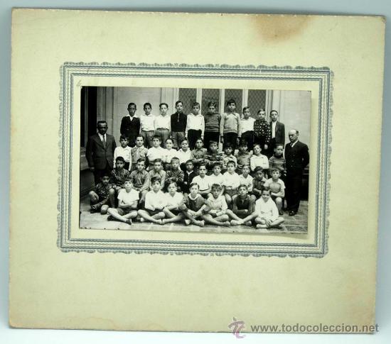 Fotograf&iacute;a antigua: Fotograf&iacute;a grupo escolar ni&ntilde;os colegio posando con profesores a&ntilde;os 50