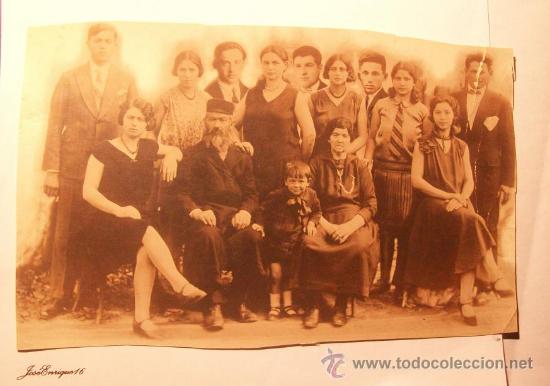 Fotograf&iacute;a antigua: FOTO FAMILIAR 21x13. APROX. 1917. FAMILY PHOTO. TRUCADA. TRICKS