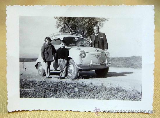 Fotograf&iacute;a antigua: ANTIGUA FOTO, FOTOGRAFIA FAMILIA, SEAT 600, NI&Ntilde;OS, 1959, CARRETERA CALICANTO, MEDIDAS: 10X7.5 CM