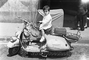 Fotograf&iacute;a antigua: VESPA Y NI&Ntilde;O   CLICHE NEGATIVO  ACETATO  6 X 8 cm.