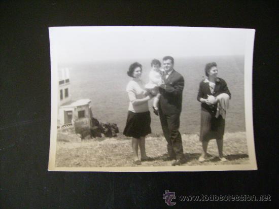 Fotograf&iacute;a antigua: INTERESANTE FOTO DE FAMILIA EN LAS ROTAS DENIA,ALICANTE.MAYO 1963.MEDIDAS 10,5 X 7 ,5 CMS.
