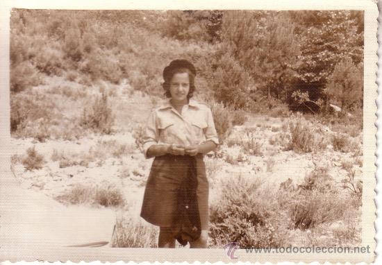 Fotografia antica: FOTOGRAFIA DE 10X7  CM DE UNA CHICA VESTIDA DE MILITAR - PUDIERA SER DE LA SECCION FEMENINA