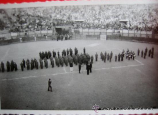 Fotografia antiga: ANTIGUA FOTOGRAFIA MILITAR HACIA 1940 FORMACION MILITAR EN PLAZA DE TOROS DE CADIZ