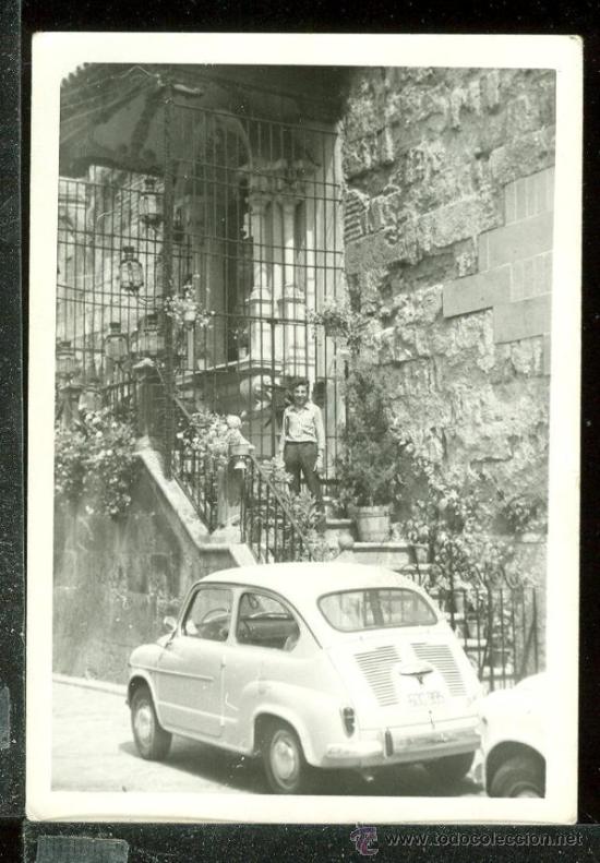 Fotograf&iacute;a antigua: FOTOGRAFIA DE UN SEAT 600 FRENTE AL ALCAZAR DE CORDOBA . MEDIDAS 7.5 X 10.5