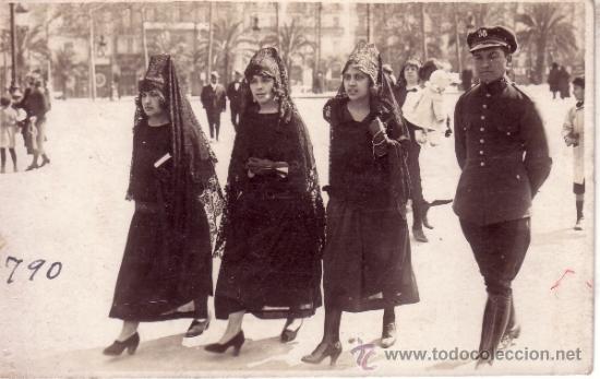 Fotograf&iacute;a antigua: POSTAL FOTOGRAFICA DE TRES SE&Ntilde;ORAS DE MANTILLA ACOMPA&Ntilde;ADAS DE UN UNIFORMADO