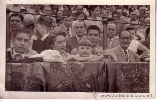 Fotografia antica: FOTOGRAFIA ANTIGUA DE ARJONA EN UNA BARRERA DE LA PLAZA DE TOROS DE SEVILLA