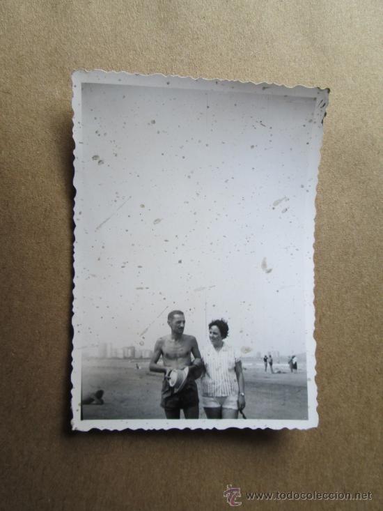 Hombre Y Mujer En La Playa Man And Woman In The Beach Un Homme Et Une Femme Sur La Plage