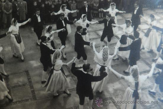 Fotograf&iacute;a antigua: Fotografia de baile con traje regional de Catalu&ntilde;a : sardana c. 1950