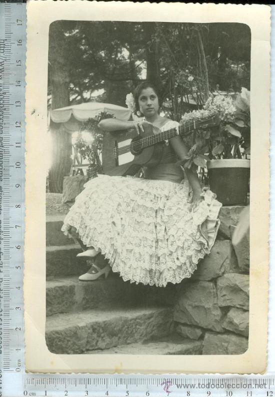 bailaora de flamenco en blanco y negro