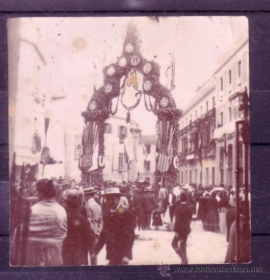 Fotografia antiga: ANTIGUA FOTOGRAFIA DE 8X8.5 CM DE UNA LOCALIDAD EN FIESTAS - DESCONOZCO LA LOCALIDAD